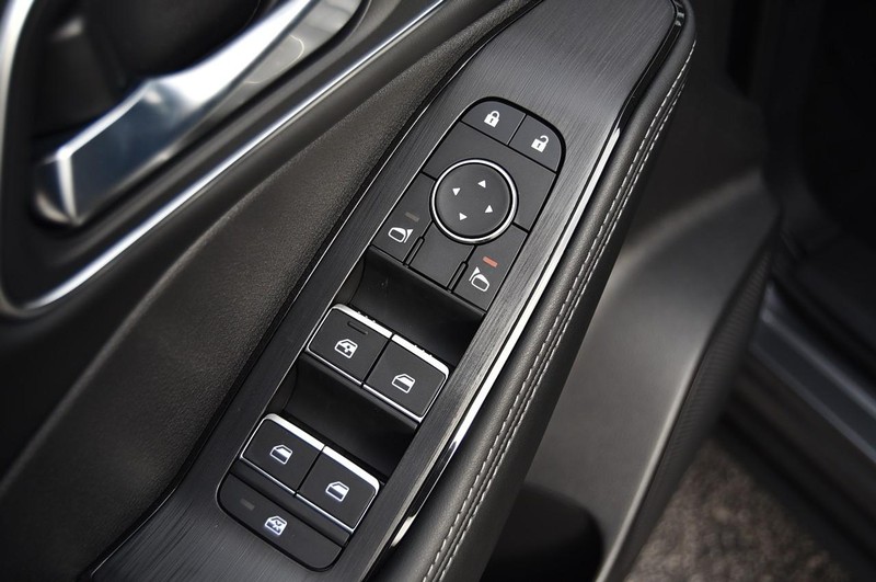 Nissan Rogue Vehicle Full-screen Gallery Image 9