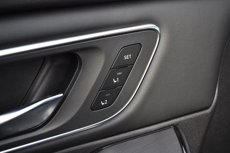 Nissan Rogue Vehicle Full-screen Gallery Image 10