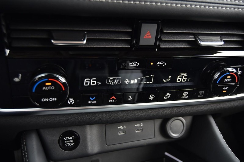 Nissan Rogue Vehicle Full-screen Gallery Image 20