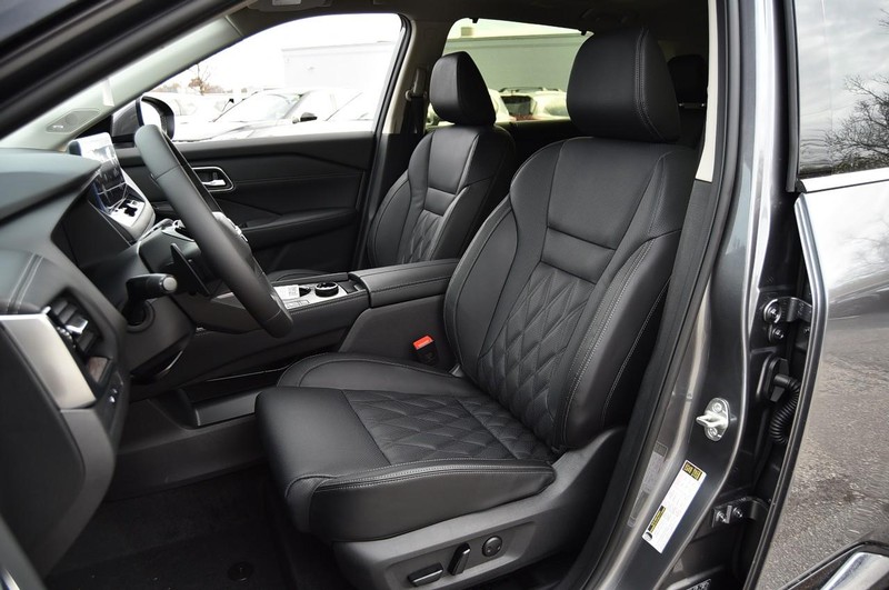 Nissan Rogue Vehicle Full-screen Gallery Image 24