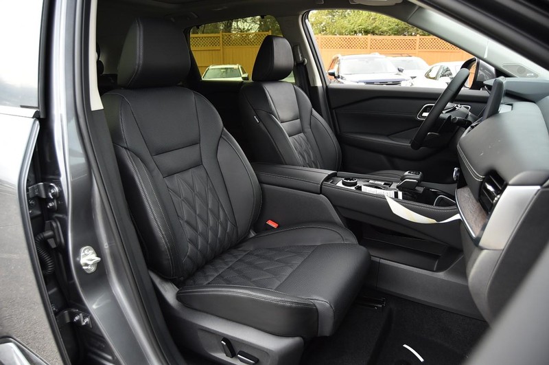 Nissan Rogue Vehicle Full-screen Gallery Image 25