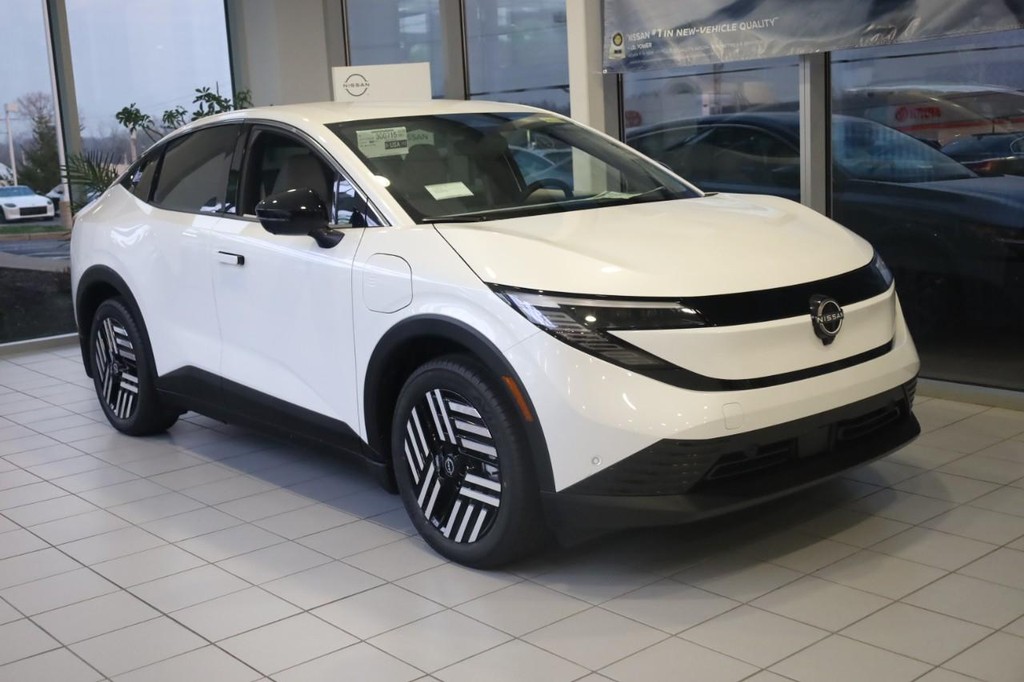 Nissan LEAF Vehicle Image 02