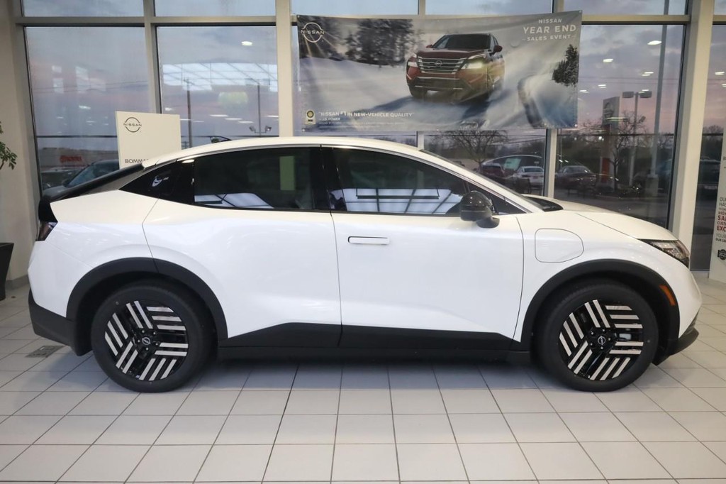 Nissan LEAF Vehicle Image 05