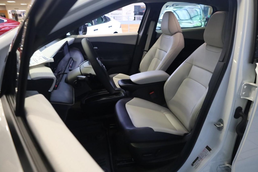 Nissan LEAF Vehicle Image 08