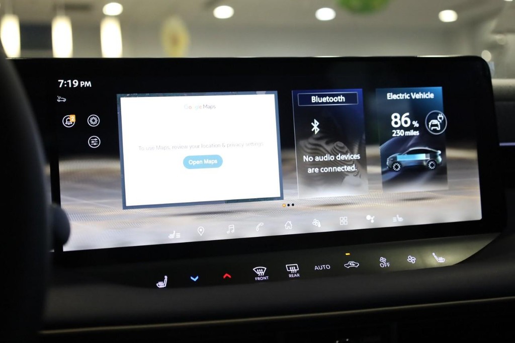 Nissan LEAF Vehicle Image 11