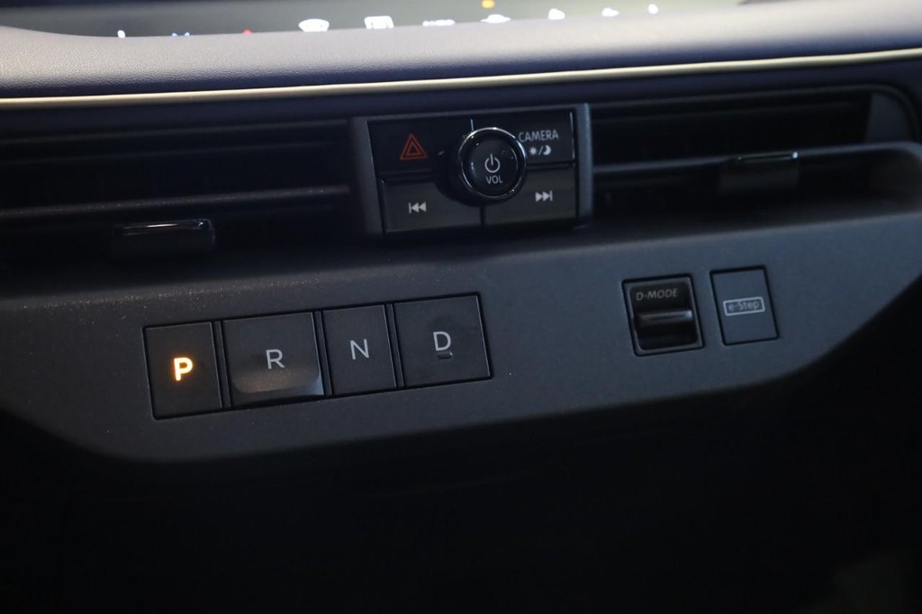 Nissan LEAF Vehicle Image 14