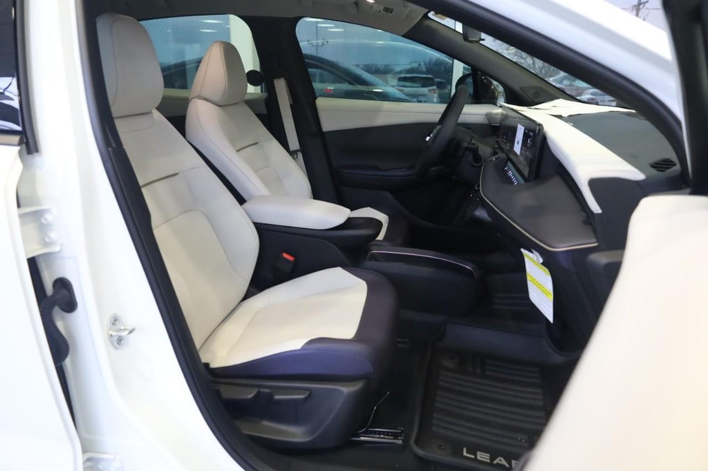 Nissan LEAF Vehicle Image 23