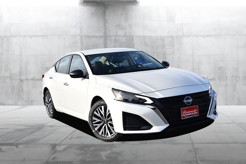 Nissan Altima Vehicle Full-screen Gallery Image 2