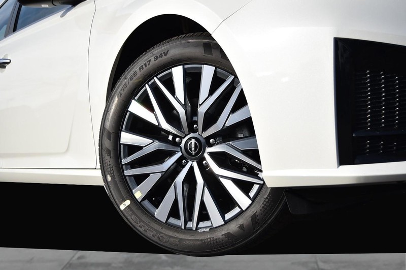 Nissan Altima Vehicle Full-screen Gallery Image 3