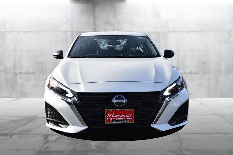 Nissan Altima Vehicle Full-screen Gallery Image 4