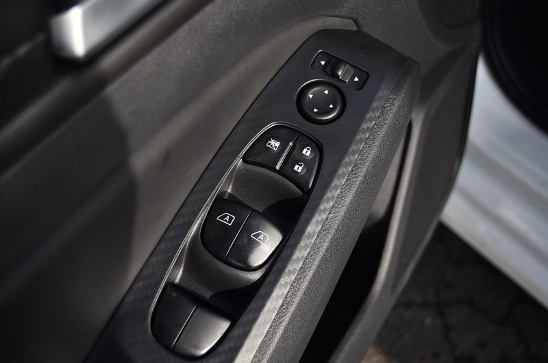 Nissan Altima Vehicle Full-screen Gallery Image 9