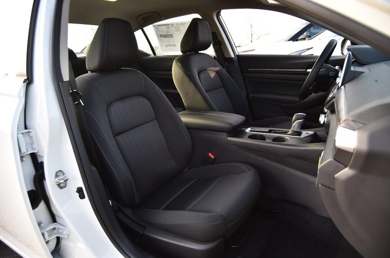 Nissan Altima Vehicle Full-screen Gallery Image 20