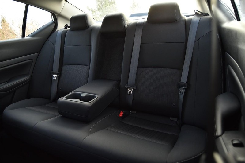 Nissan Altima Vehicle Full-screen Gallery Image 21