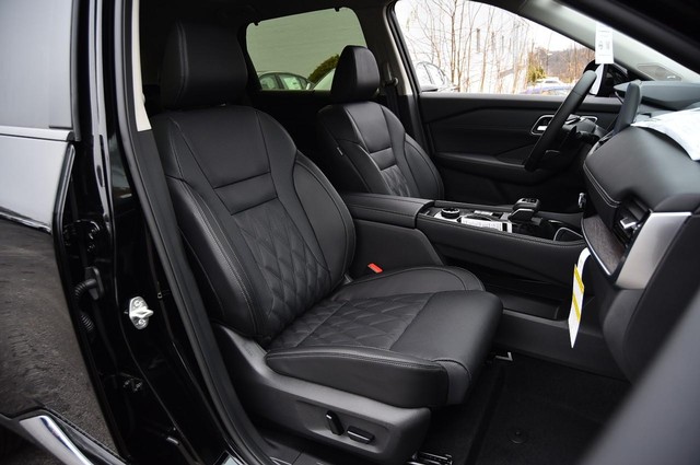 Nissan Rogue Vehicle Image 24