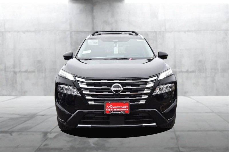 Nissan Rogue Vehicle Full-screen Gallery Image 4