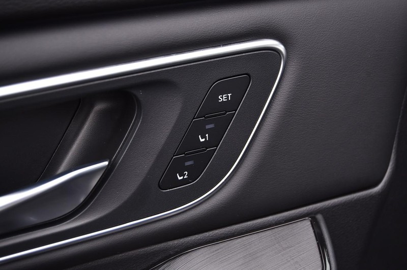 Nissan Rogue Vehicle Full-screen Gallery Image 10