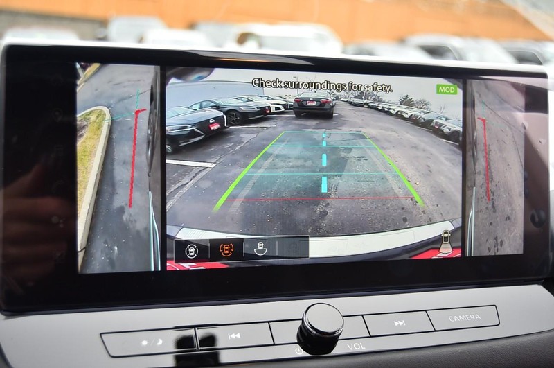 Nissan Rogue Vehicle Full-screen Gallery Image 15