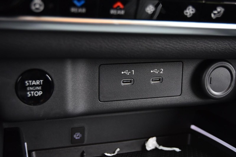 Nissan Rogue Vehicle Full-screen Gallery Image 20