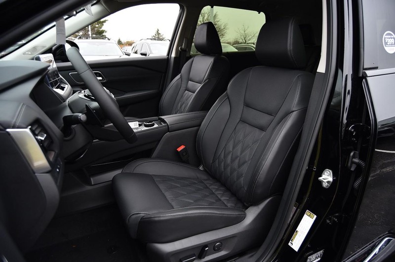 Nissan Rogue Vehicle Full-screen Gallery Image 23