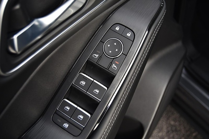 Nissan Rogue Vehicle Full-screen Gallery Image 9