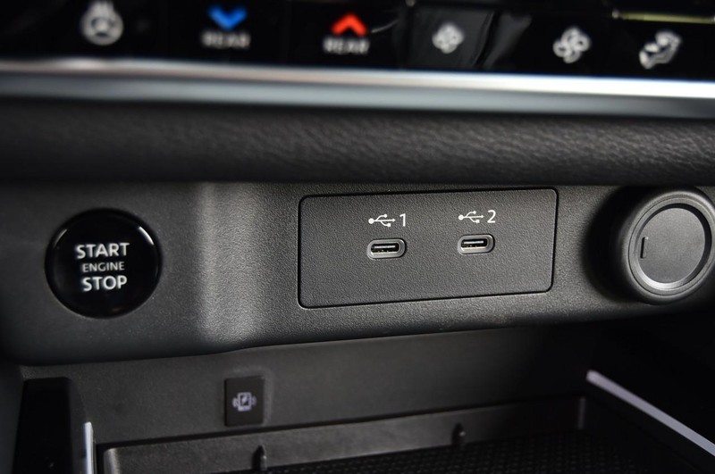 Nissan Rogue Vehicle Full-screen Gallery Image 21