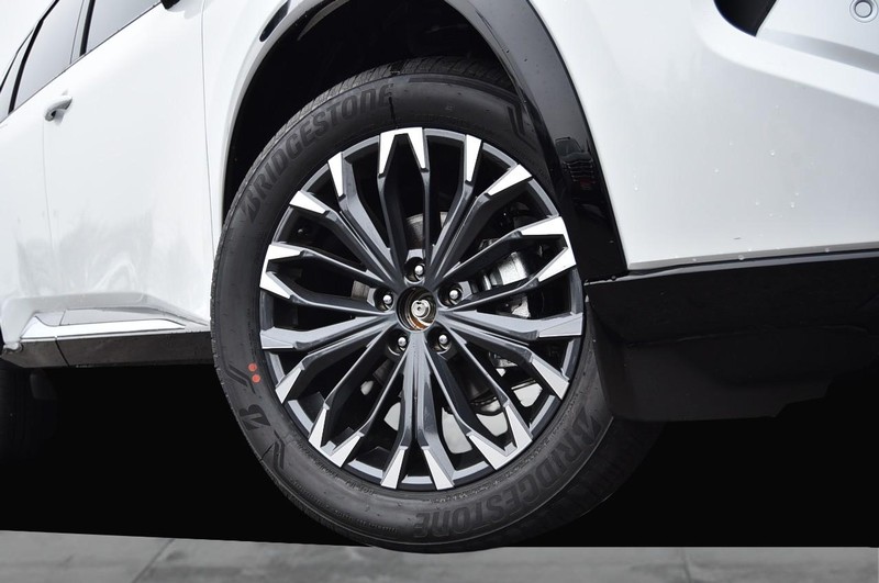 Nissan Rogue Vehicle Full-screen Gallery Image 3