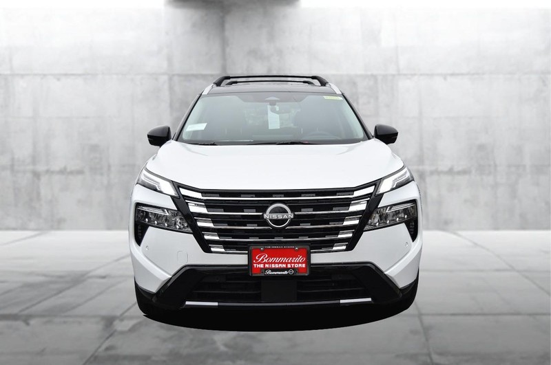 Nissan Rogue Vehicle Full-screen Gallery Image 4