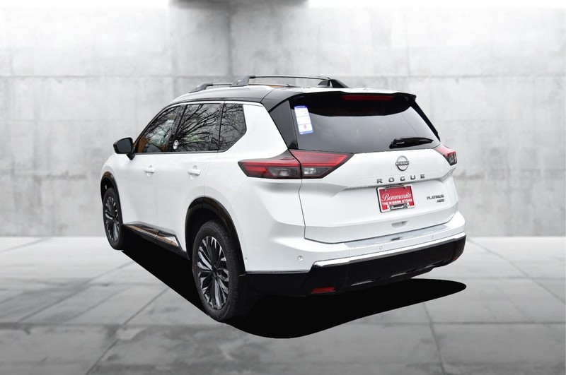 Nissan Rogue Vehicle Full-screen Gallery Image 7