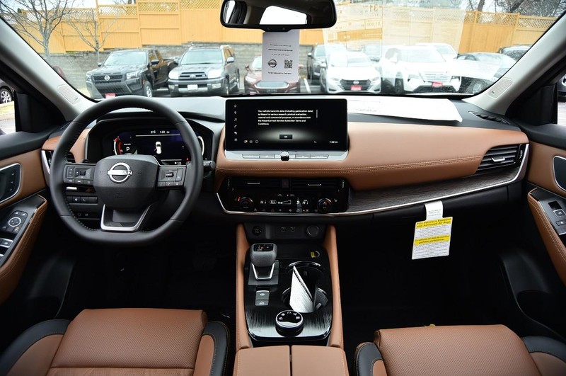 Nissan Rogue Vehicle Full-screen Gallery Image 8