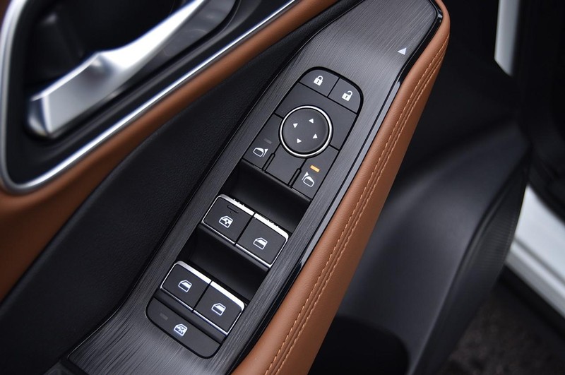 Nissan Rogue Vehicle Full-screen Gallery Image 9