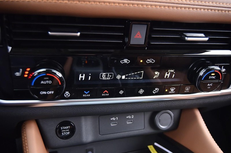 Nissan Rogue Vehicle Full-screen Gallery Image 19