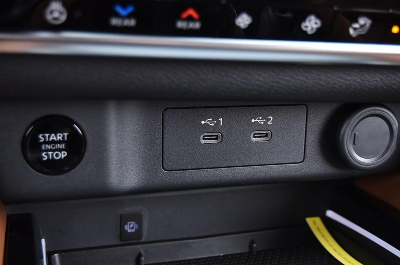 Nissan Rogue Vehicle Full-screen Gallery Image 20