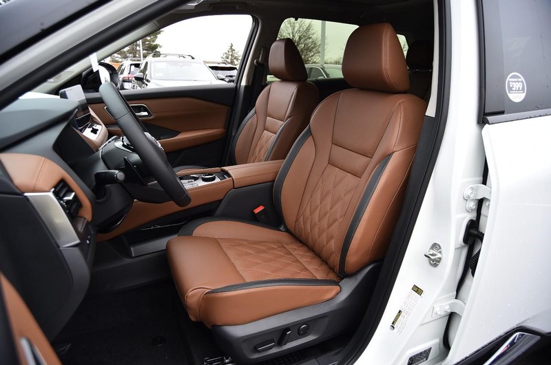 Nissan Rogue Vehicle Full-screen Gallery Image 23