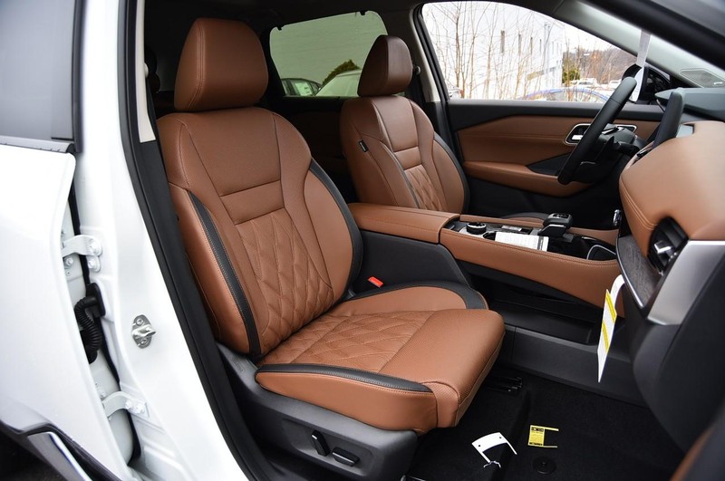 Nissan Rogue Vehicle Full-screen Gallery Image 24