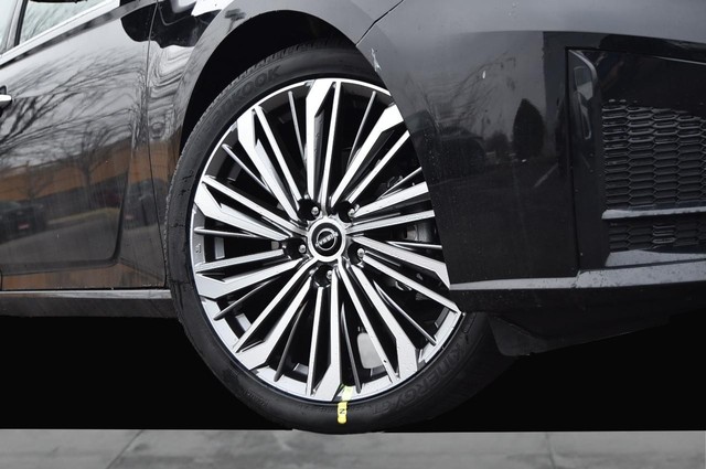 Nissan Altima Vehicle Image 03