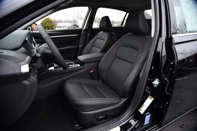 Nissan Altima Vehicle Image 22