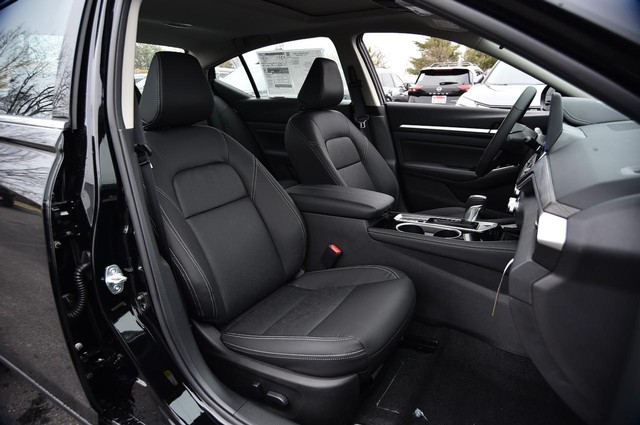 Nissan Altima Vehicle Image 23