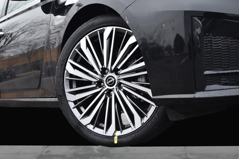 Nissan Altima Vehicle Full-screen Gallery Image 3