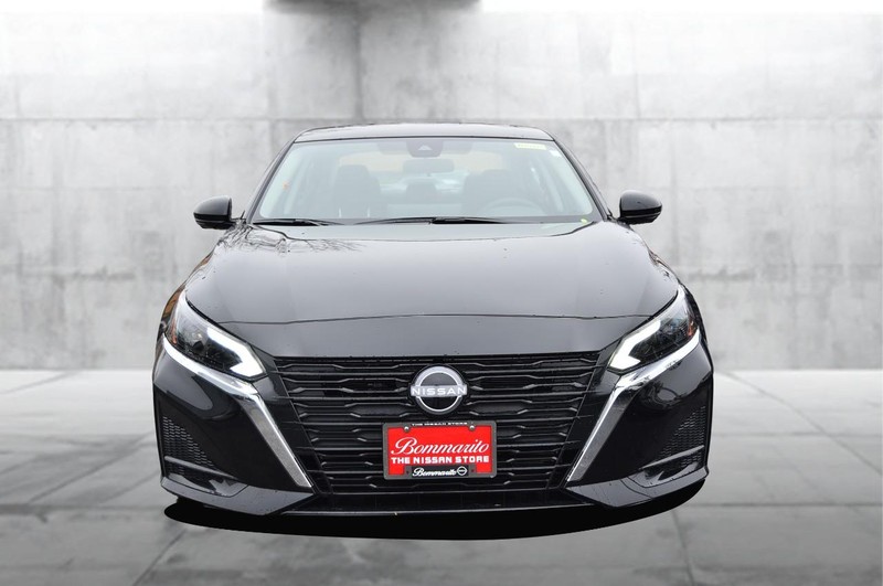 Nissan Altima Vehicle Full-screen Gallery Image 4