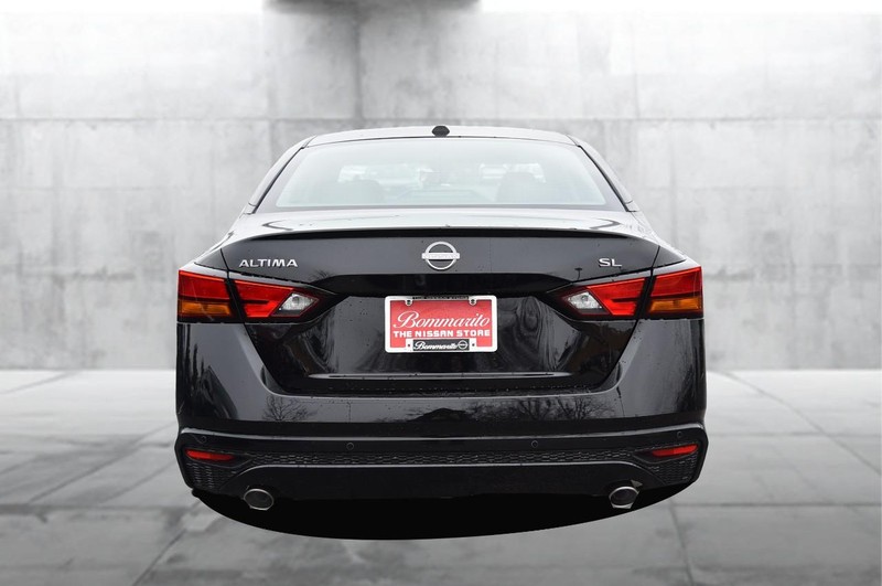Nissan Altima Vehicle Full-screen Gallery Image 6