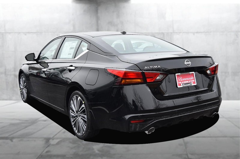 Nissan Altima Vehicle Full-screen Gallery Image 7