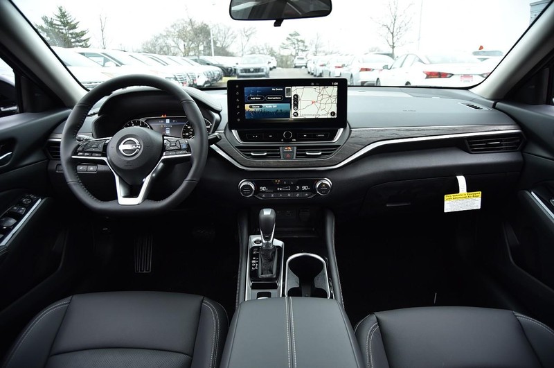 Nissan Altima Vehicle Full-screen Gallery Image 8