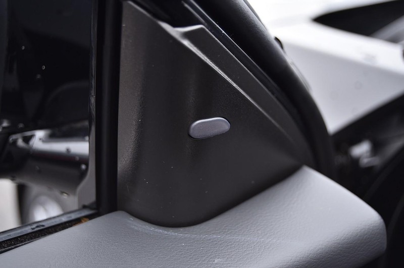 Nissan Altima Vehicle Full-screen Gallery Image 10