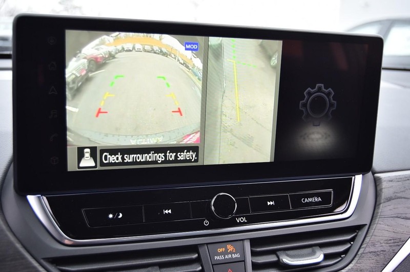 Nissan Altima Vehicle Full-screen Gallery Image 14