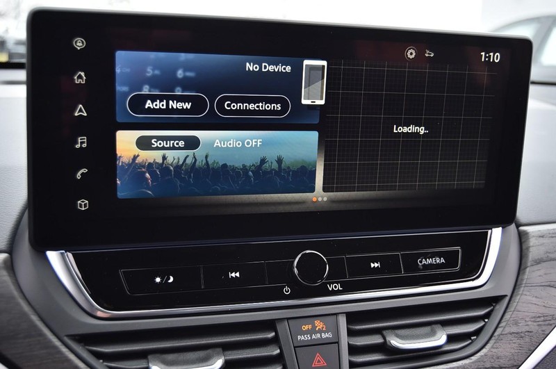 Nissan Altima Vehicle Full-screen Gallery Image 17