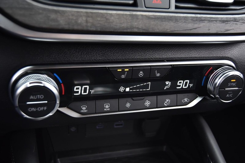 Nissan Altima Vehicle Full-screen Gallery Image 18