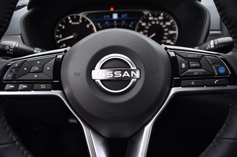 Nissan Altima Vehicle Full-screen Gallery Image 21