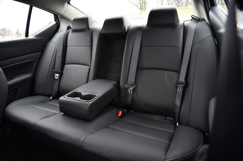 Nissan Altima Vehicle Full-screen Gallery Image 25