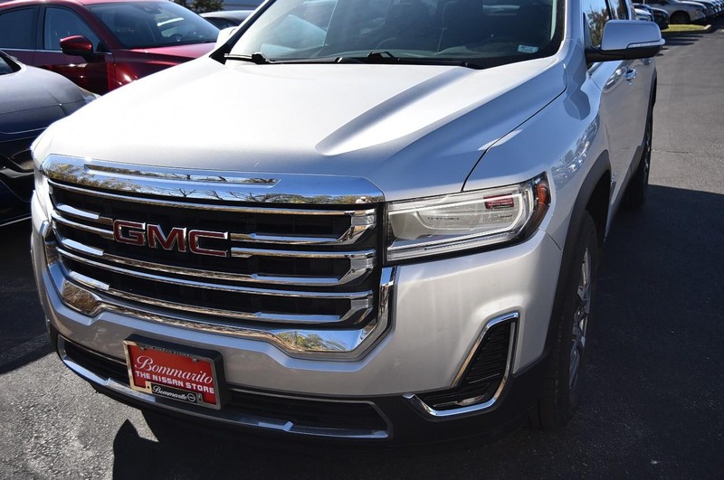 GMC Acadia Vehicle Full-screen Gallery Image 02