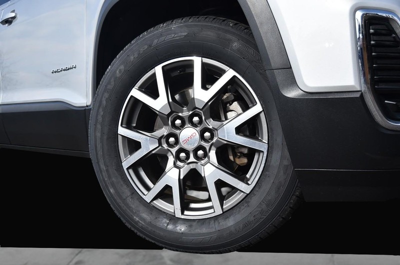 GMC Acadia Vehicle Full-screen Gallery Image 3